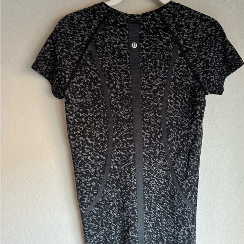 Lululemon Swiftly Tech Short Sleeve Shirt 2.0
Distorted Static Black Alpine, EUC - Picture 4 of 7